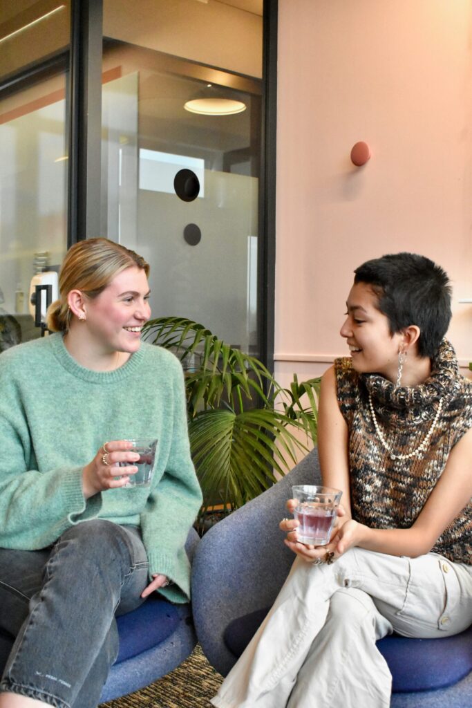 duas pessoas realizando a escuta ativa