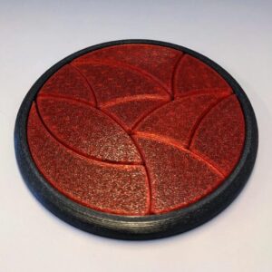 Jogo 3D de Estratégia circular com peças vermelhas de textura brilhante e moldura preta, um quebra-cabeça tátil desafiador.